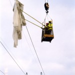 Per-Erik Wikstrand och Lars-Åke Persson hänger tvätt på 130 kV. Skarped, Rottneros 1998