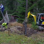 Simon Alberg är med och gräver kabel åt Arvika Teknik AB Elnät vid sjön Racken i Arvika 2015