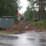 Kabelgrävning i ett regnigt Västra Strand i Porjus 2016
