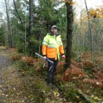 Simon Benjaminsson på NEKTAB stämplar skog inför kabelgrävning vid Dingelsundet 2019