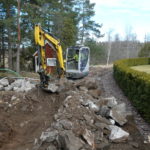 Patrik Malmqvist på Malmqvist Compact Maskiner AB gräver för kabel efter sprängning i Margårdsvägen. Karlstads El- och Stadsnät AB 2020