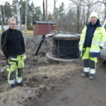 Mikael Radevik och Thomas Seger provar nyförlagd 12kV-kabel vid T073 Skoghem. Karlstads El- och Stadsnät AB 2020