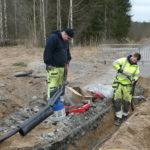 Peter Eriksson och Andreas Björk skarvar 12kV-kabel vid Zakrisdal. Karlstads El- och Stadsnät AB 2020