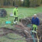 Per Engström och Anders Jakobsson förlägger kablar vid Lersjöängen i Norra Viken, Sunne 2020