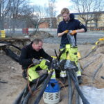 Magnus Friberg och Victor Stensson skarvar 12kV-kabel vid Centrala mottagningsstationen. Karlstads El- och Stadsnät AB 2021