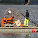 Erik Björfelt matar ut kabel vid utbyte av skadad sjökabel vid Jäverön. Karlstads El-och Stadsnät AB 2021