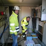 David Ålander och Håkan Jacobsson provar nya nätstationen på Timmergatan. Karlstads El- och Stadsnät AB 2021