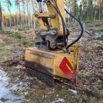 Stubbfräsning inför förläggning av Hsp-kabel och fiberkanalisation på Jäverön. Karlstads El- och Stadsnät AB 2022
