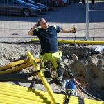 Peter Eriksson skarvar kabel på Lagergrens gata. Karlstads El- och Stadsnät AB 2022