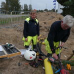 Mattias Viberg och Sten-Olov Johansson skarvar serviskablar till Värmlands Motor på Stormgatan i Karlstad. Karlstads El- och Stadsnät AB 2023